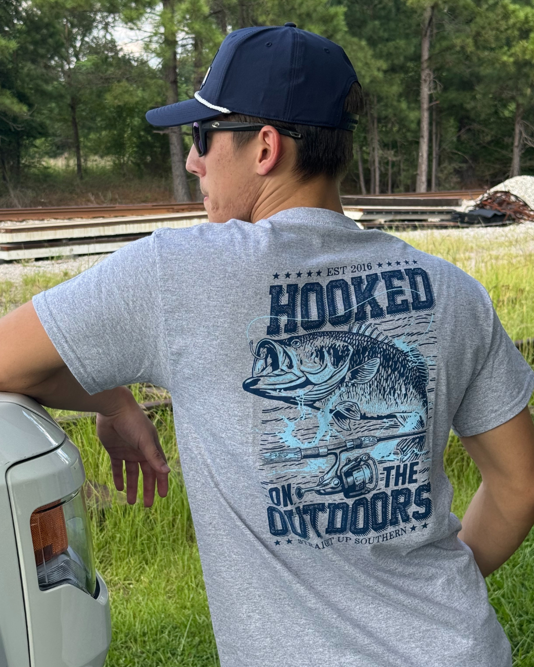 Straight Up Southern "Hooked on the Outdoors" T-Shirt – Sport Grey